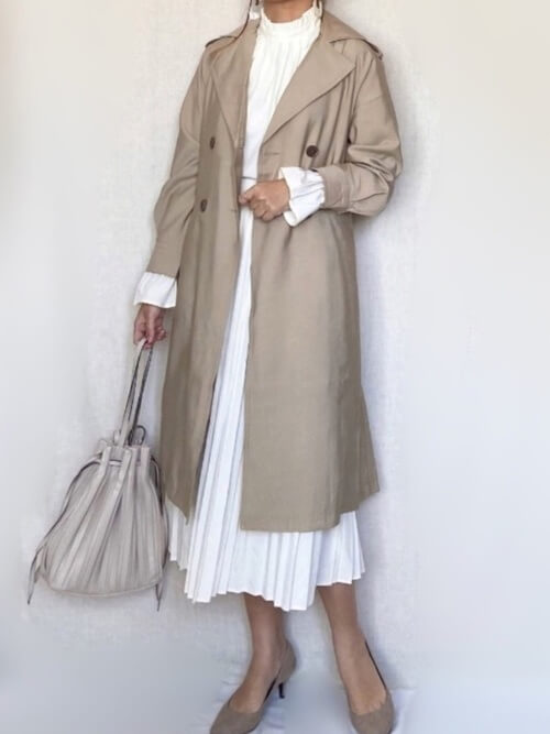 入学式のママコーデ：ベージュのトレンチコート×白のブラウス×白のプリーツスカート