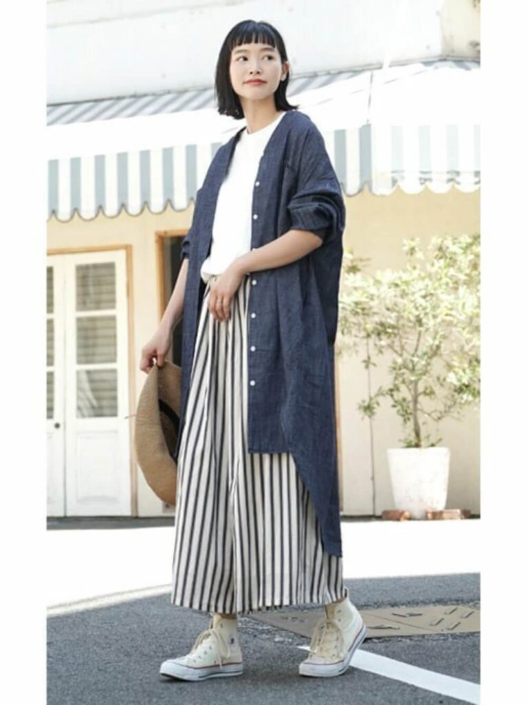 ストライプのガウチョパンツ×デニムシャツ×白のTシャツ×白のハイカットスニーカー