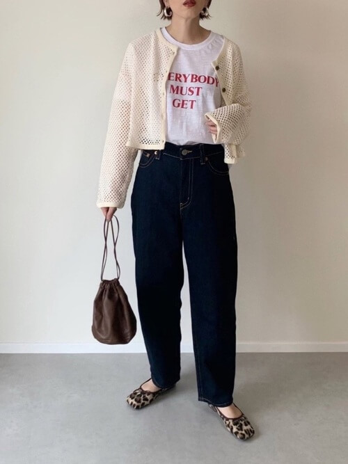 ベージュのショート丈のカーディガン×白のロゴTシャツ×デニムパンツ×レオパード柄のパンプス