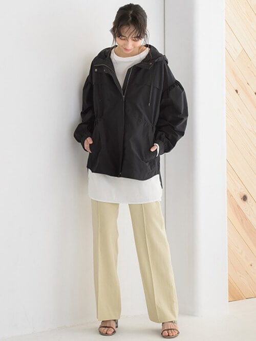 黄色のパンツ×黒のマウンテンパーカー×白のカットソー×クリアサンダル