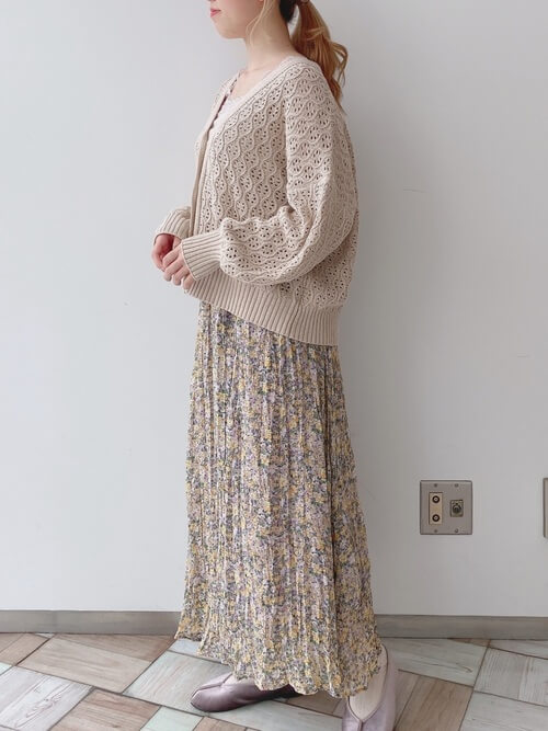 ベージュのショート丈のカーディガン×ベージュのタンクトップ×ベージュの花柄スカート×パープルのバレエシューズ