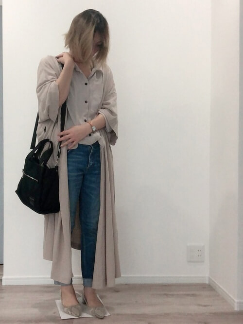 ベージュのロング丈のカーディガン×ベージュのシャツ×スキニーデニム×ベージュパンプス