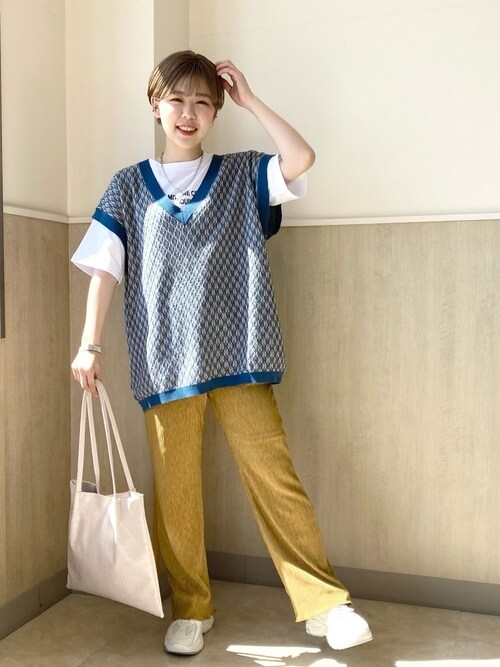 黄色のパンツ×青のベスト×白のロゴTシャツ×白のスニーカー