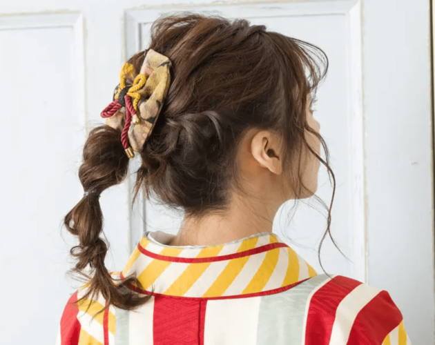 卒業式で袴に合うセミロングのアップスタイルの髪型：玉ねぎヘア