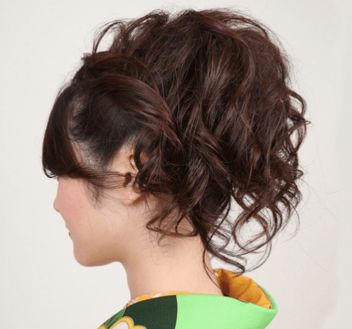 卒業式で袴に合うセミロングのアップスタイルの髪型：巻き髪ポニーテール