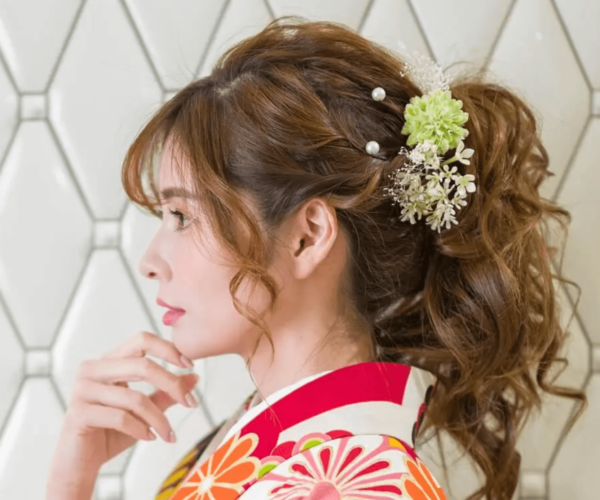 卒業式で袴に似合うアップスタイルのロングの髪型：大人可愛いポニーテール