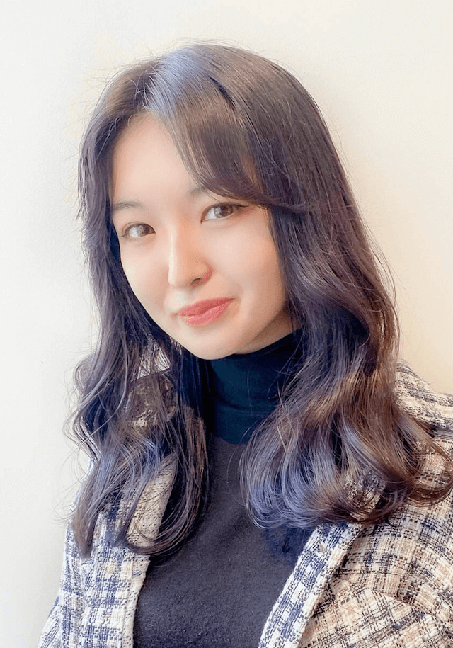 ラベンダーインナーカラー×韓国ヘアの入学式のスーツに合うセミロングの髪型