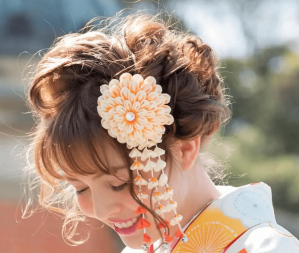 卒業式で袴に似合うアップスタイルのロングの髪型：モダンな日本髪風