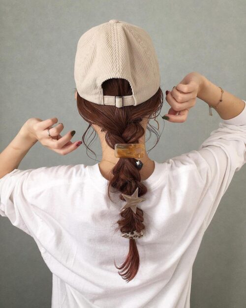 キャップに似合うロングの髪型：三つ編み＋髪飾り