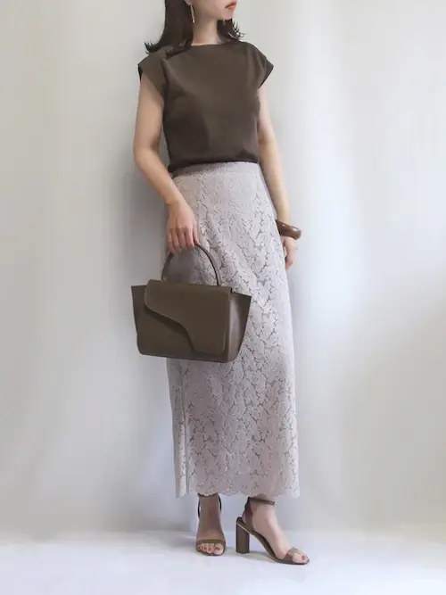 レーススカート×ブラウンのカットソー×ブラウンのサンダル×ブラウンのバッグ