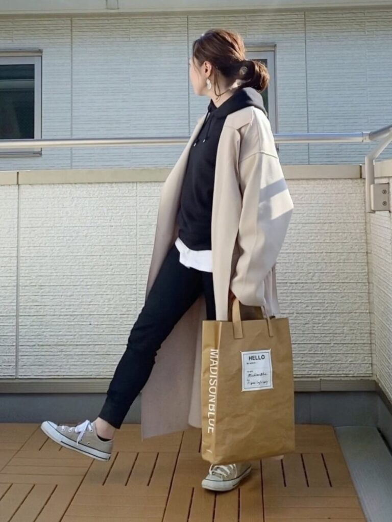 ブラックデニム×黒のパーカー×ベージュのロングチェスターコート×ベージュのスニーカー