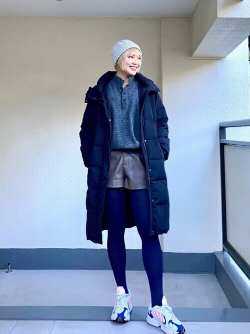 カラータイツ×ダウンコート×カットソー×ショートパンツ×ニット帽