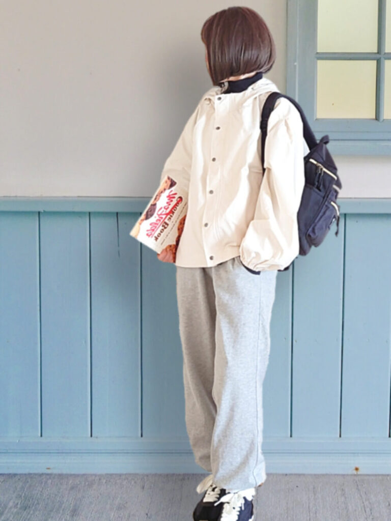 グレーのジョガーパンツ×白のマウンテンパーカー×黒のタートルネックT×スニーカー
