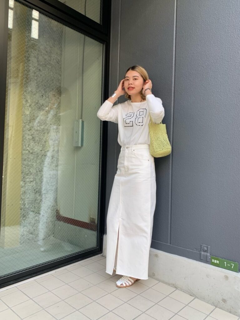 カットソー×ホワイトデニムスカート×サンダルの春コーデ