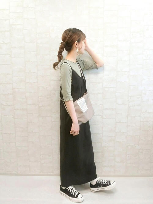 黒のコンバース×黒のキャミワンピース×グリーンのメロートップス×ベージュのバッグ