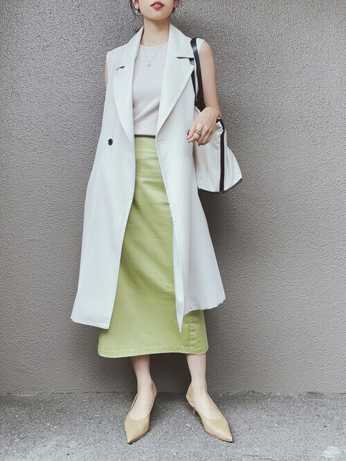 白のノースリーブコート×ベージュのタンクトップ×グリーンのスカート