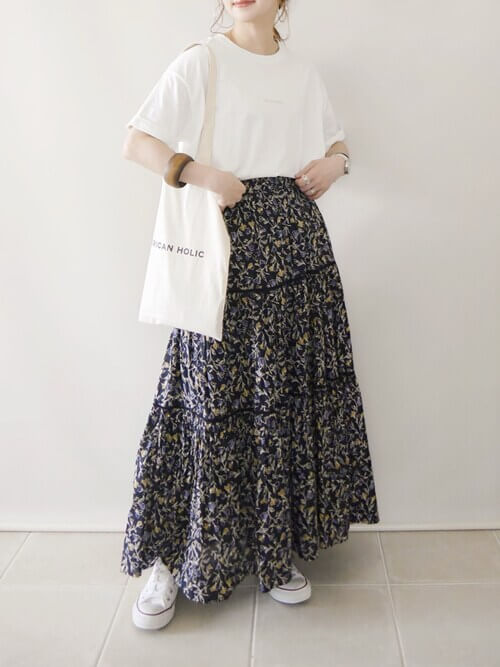 白のコンバーススニーカー×白のロゴTシャツ×黒の花柄のティアードスカート