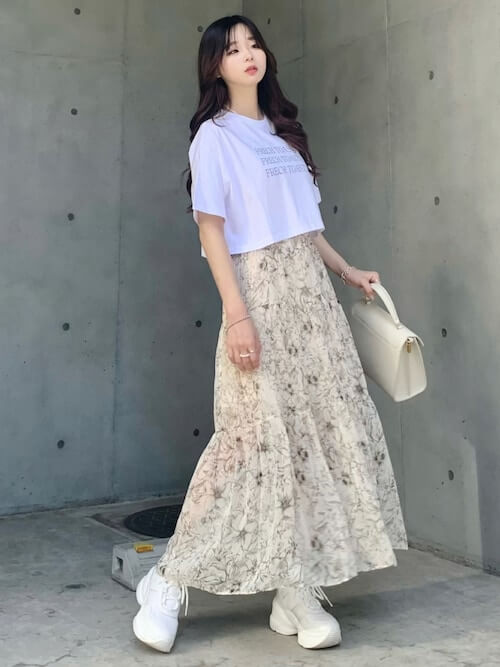 韓国ファッション：白ロゴT×花柄スカート×白スニーカー