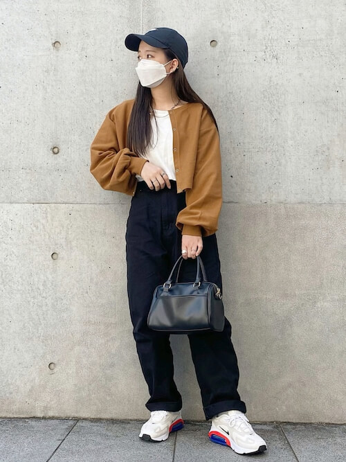 韓国ファッション：ブラウンのカーディガン×白T×黒チノパン×白スニーカー