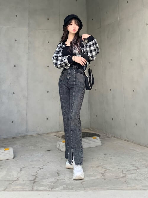 韓国ファッション：チェックシャツ×ニット×スリット入りデニムパンツ×バケットハット