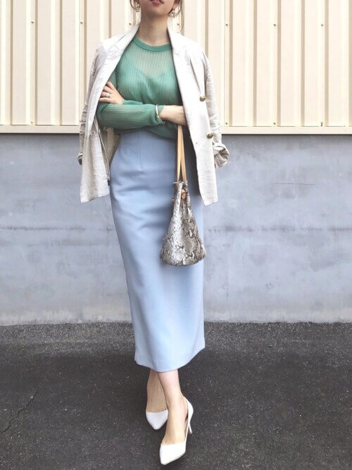スカートのキレイめスタイル：ベージュのジャケット×グリーンのシアーニット×ブルーのタイトスカート