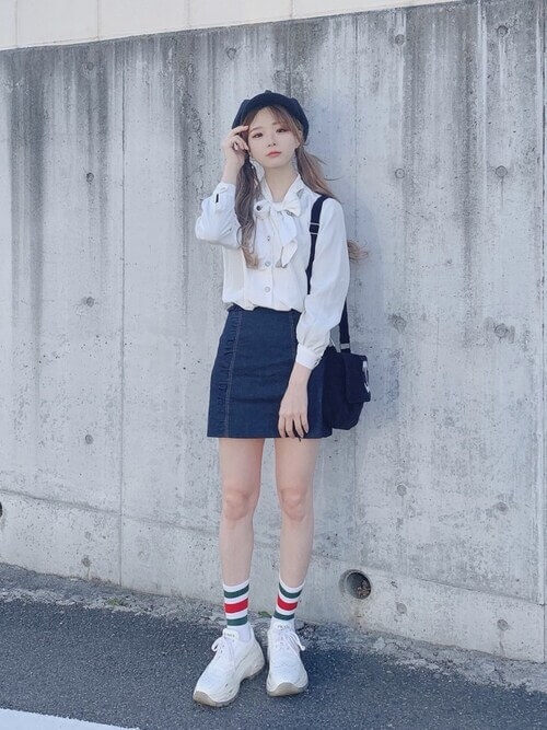 韓国ファッション：白のブラウス×デニムのミニスカート×白のスニーカー×ラインソックス