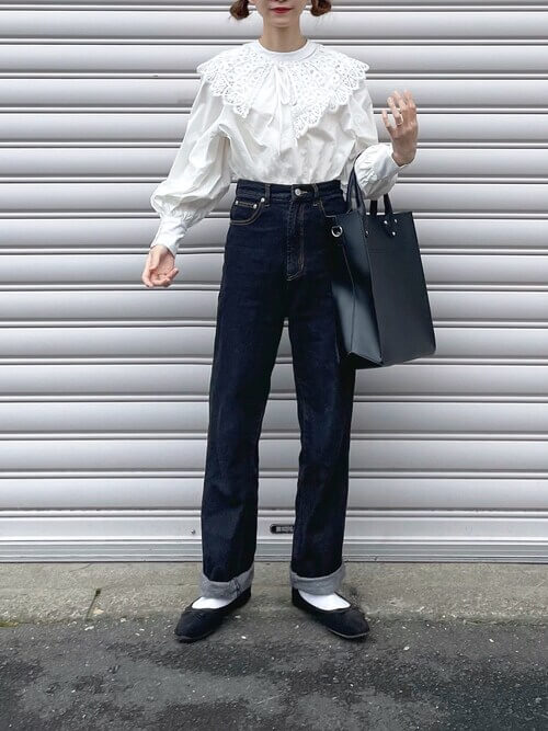 韓国ファッション：白の刺繍ブラウス×インディゴデニムパンツ×黒のバレエシューズ