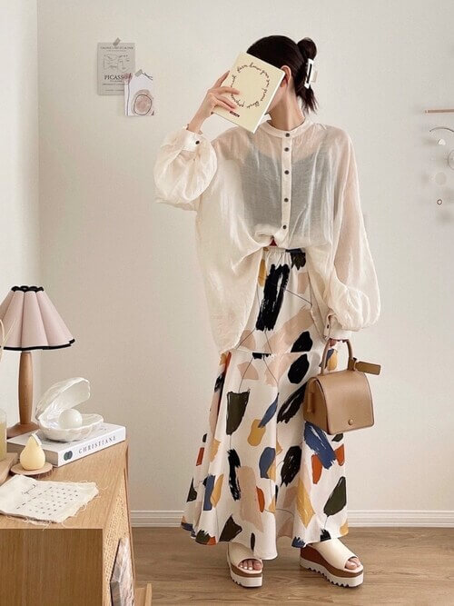 韓国ファッション：ベージュのシャツ×白の総柄マーメイドスカート×ベージュのサンダル