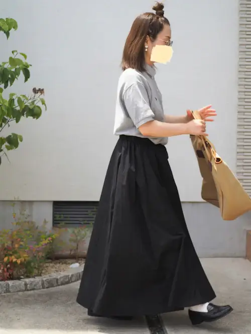 グレーのポロシャツ×黒のロングスカート×黒のローファー