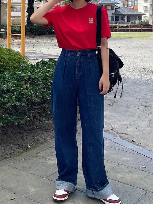 赤のTシャツ×デニムパンツ×赤のスニーカー×黒のバッグ
