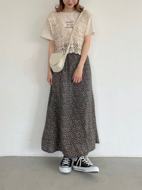 ビスチェ×ベージュのロゴTシャツ×黒の花柄マーメイドスカート×黒のスニーカー