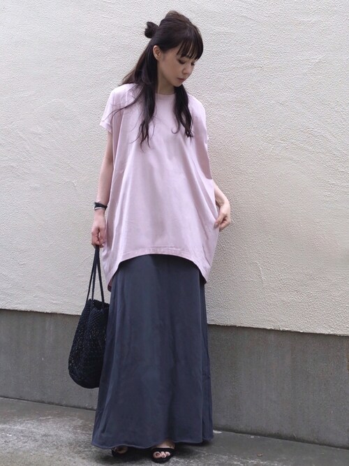 ピンクのTシャツ×グレーのスカート×黒サンダル