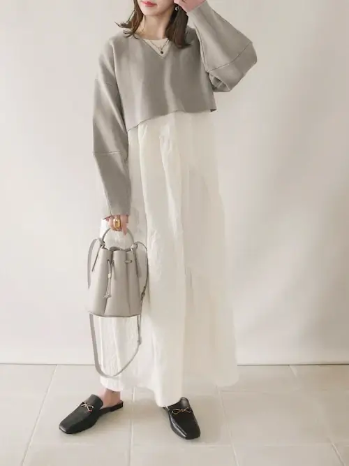 ティアードワンピース×グレーのクロップドニット×黒のローファー×グレーのバッグ