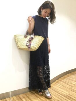 レースのスカーチョ×ノースリーブ×シルバーのサンダル×かごバッグ