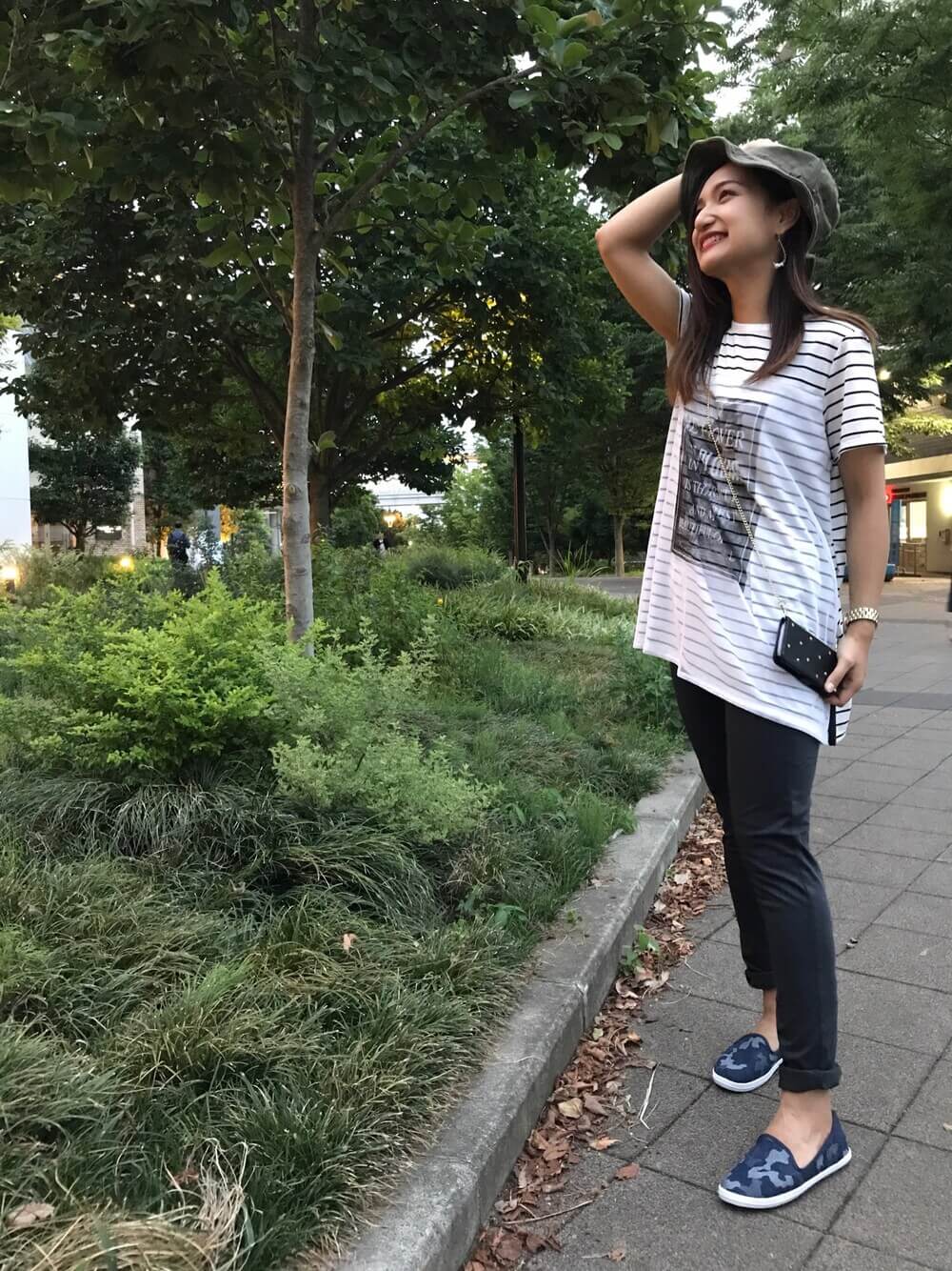 ネイビーのスリッポン×ボーダー×グレーのパンツ×グリーンのバケットハット