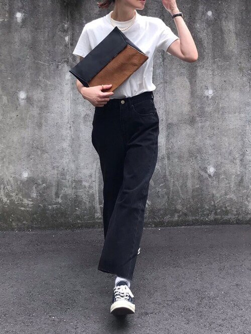クラッチバッグ×白T×黒のデニムパンツ×黒のスニーカー