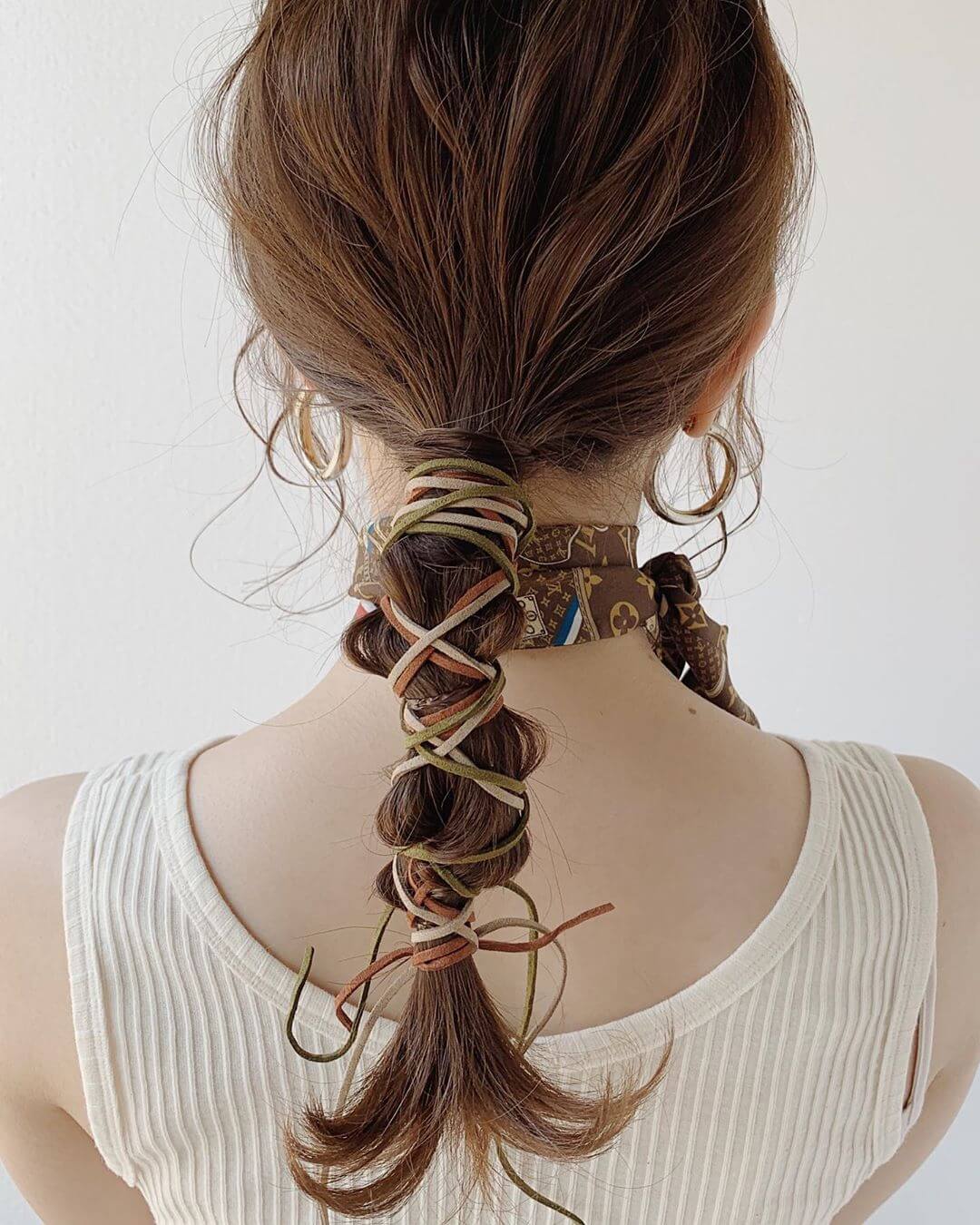 ヘアアクセサリーとロングの髪型：紐で簡単たまねぎポーニーテール
