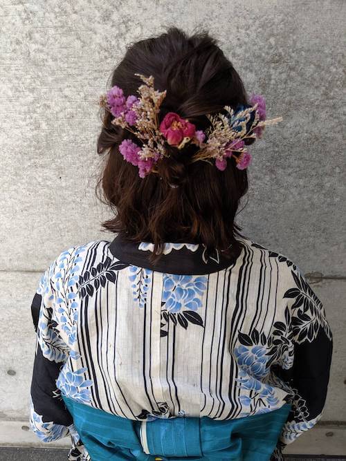 ボブ髪型で浴衣に合うヘアスタイル：編みおろしハーフアップ×花飾り