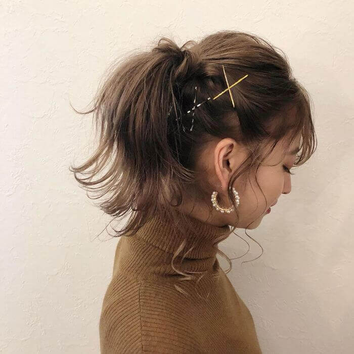 ヘアアクセサリーとミディアムの髪型：ポニーテール＆バッテン留め