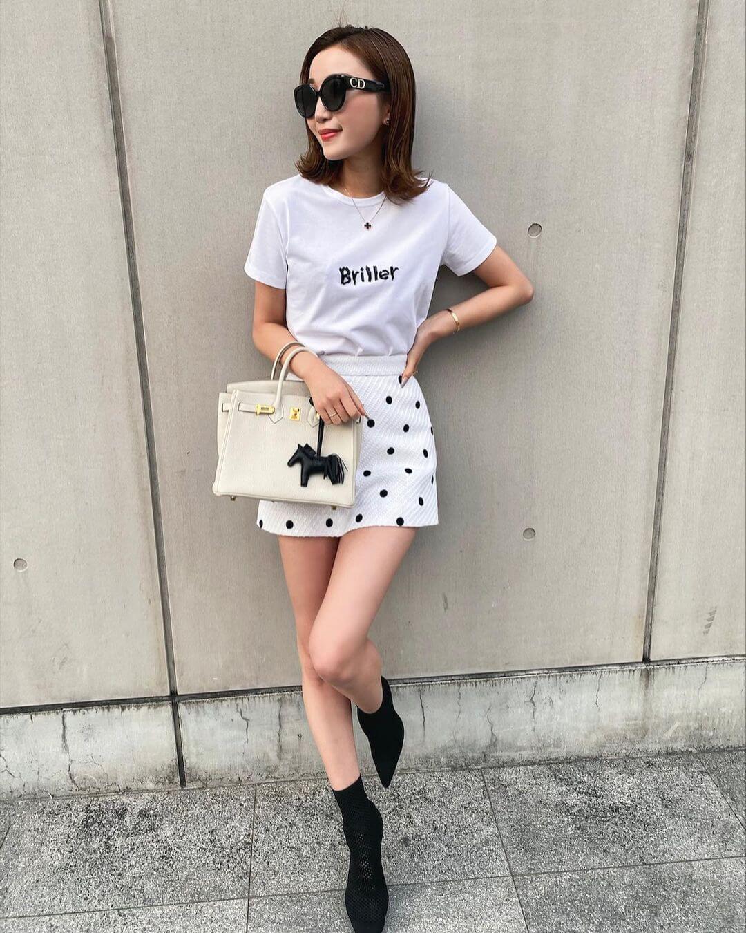 白のキュロット×白のロゴTシャツ×黒のパンプス