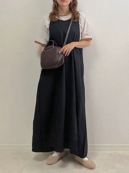 リンガーTシャツ×黒のキャミワンピース×ベージュのパンプス×ブラウンのバッグ