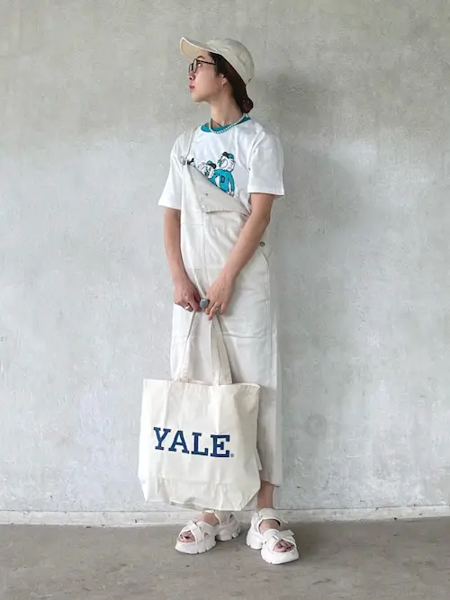 リンガーTシャツ×白のジャンパースカート×白の厚底サンダル