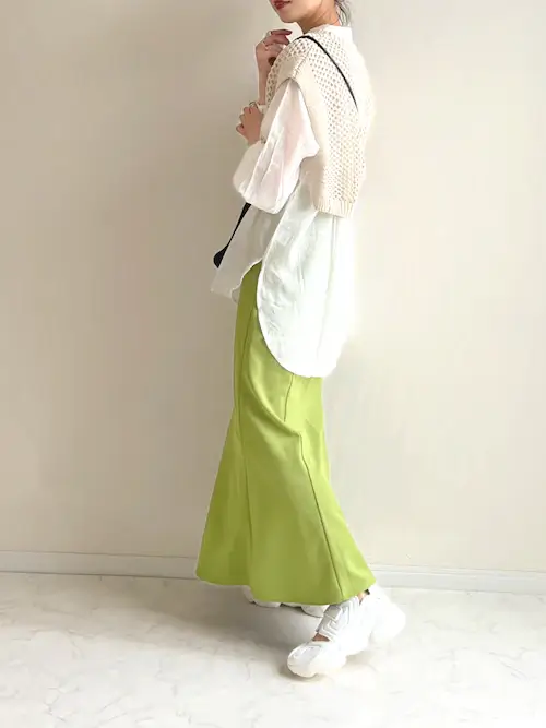 夏服：ベージュのメッシュベスト×白のブラウス×グリーンのスカート×白のサンダル