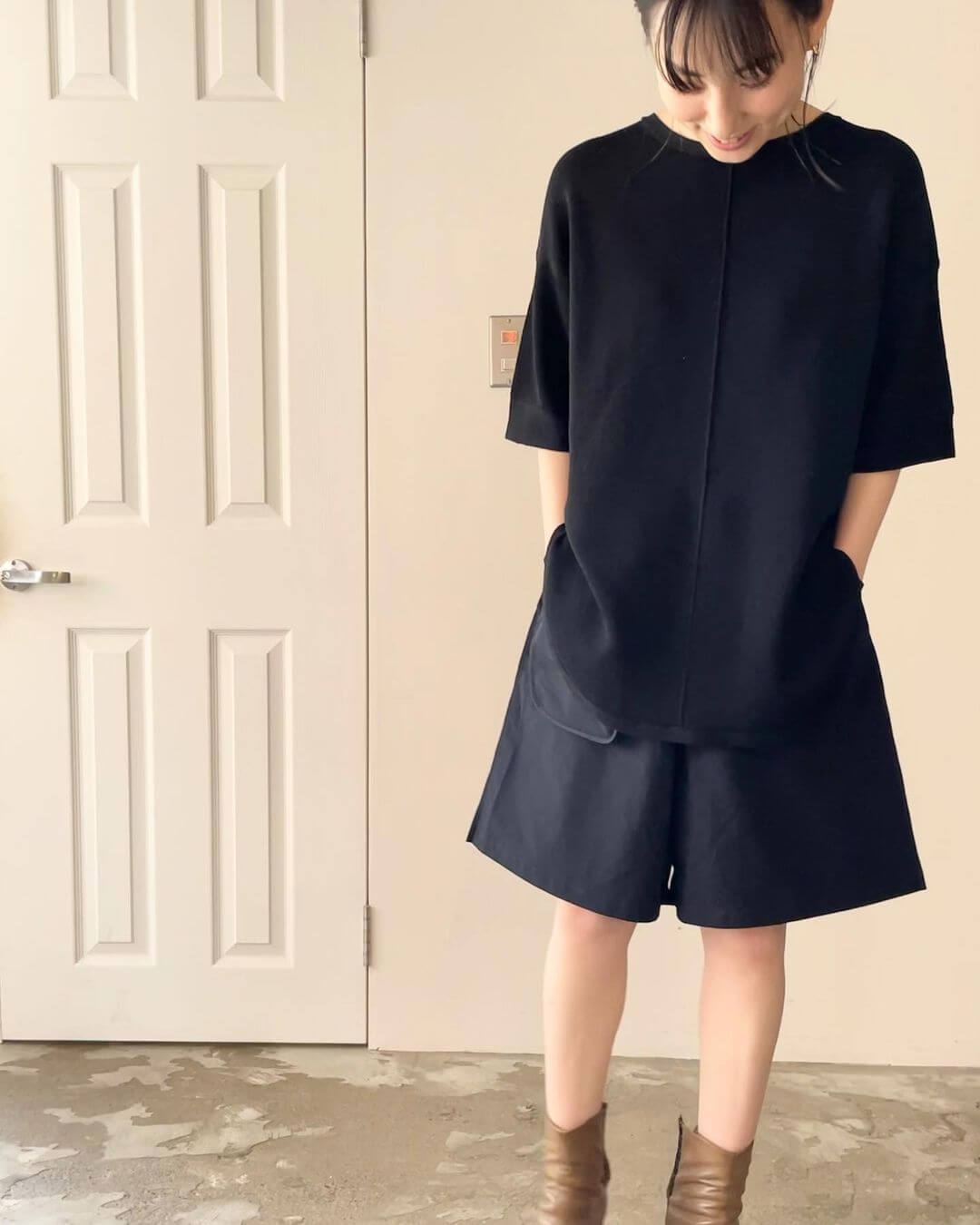 黒のキュロット×黒のニットTシャツ×ブラウンのブーツ