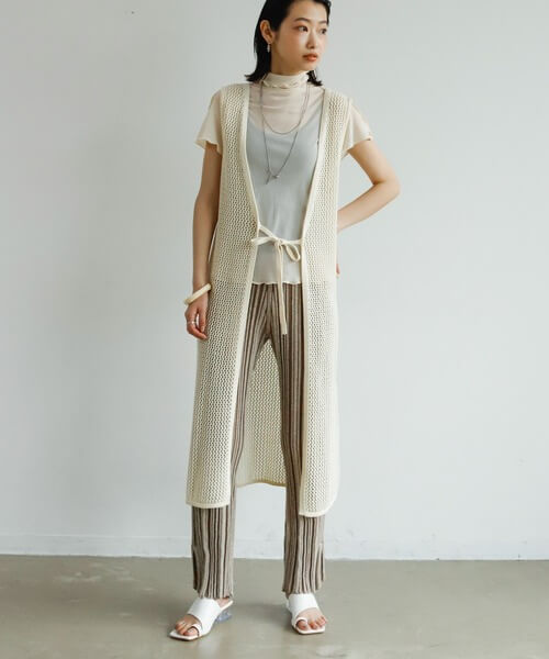 エプロンワンピース×白のメロートップス×ブラウンのリブパンツ×白のトングサンダル