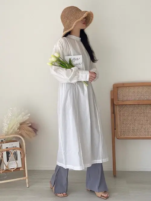 バケットハット×白のシャツワンピ×パープルのスラックス×ベージュのサンダル