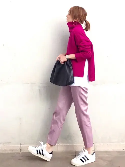 アディダスのスニーカー×パープルのタートルニット×白のロンT×パープルのサテンパンツ