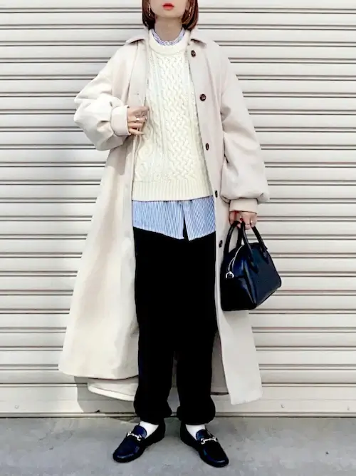 ストライプシャツ×白のステンカラーコート×白のニット×黒のパンツ×黒のローファー
