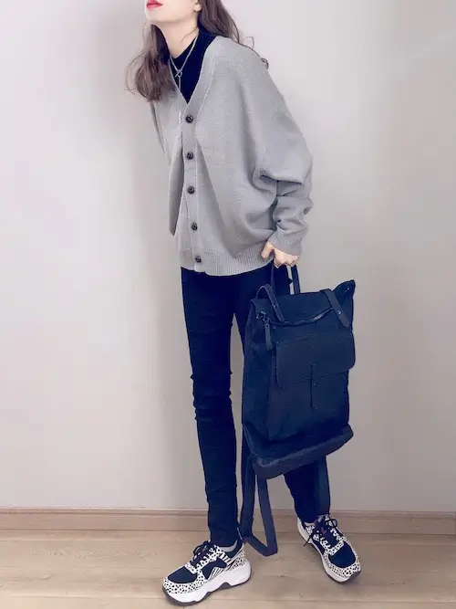 グレーのカーディガン×黒のニット×デニムパンツ×黒のスニーカー