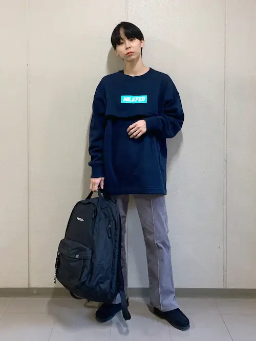 グレーのコーデュロイパンツ×ネイビーのトレーナー×黒のローファー×黒のリュック